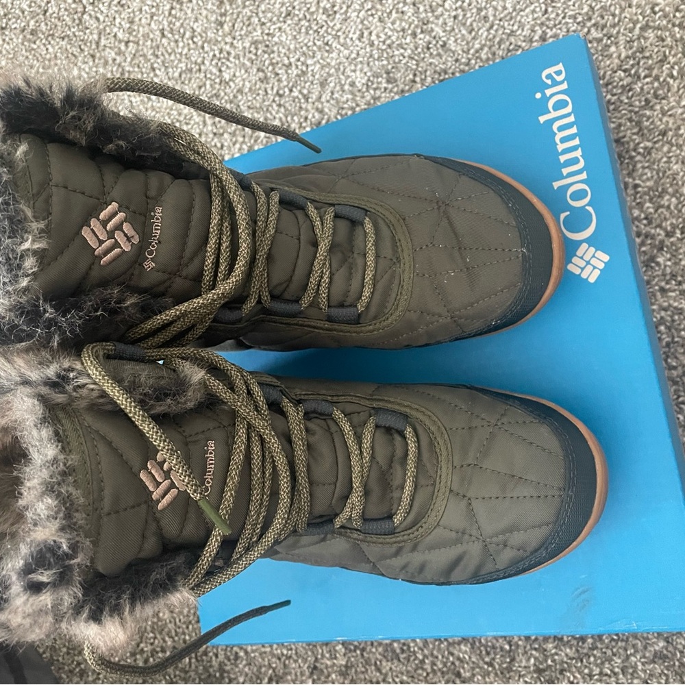 Columbia Womens Size 8 Green Winter Boots